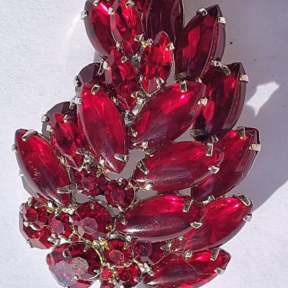 Vintage bright Ruby red marquise faceted gorgeous brooch 3*2 excellent condition